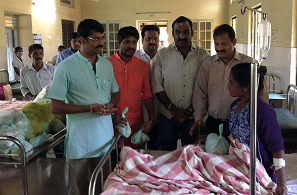 ವಾಜಪೇಯಿ ಅವರ 94ನೇ ಜನ್ಮದಿನದ ಅಂಗವಾಗಿ ರೋಗಿಗಳಿಗೆ ಹಣ್ಣು ಹಂಪಲು ವಿತರಣೆ